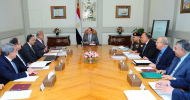 السيسى يجتمع بقيادات الدولة ويوجه بجذب الاستثمارات
