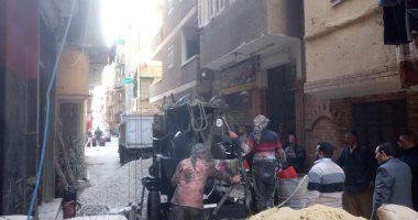 بالصور.. رئيس حى غرب شبرا يتحفظ على معدات بناء مخالف 