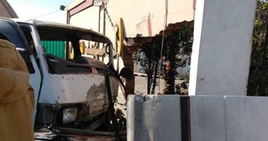 بالصور.. اصطدام سيارة ميكروباص بسور نادى المهندسين فى حلوان