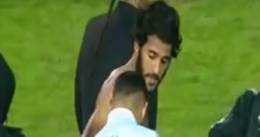 بالفيديو.. مروان محسن يهدى قميص الفراعنة لمشجع من "ذوى الاحتياجات الخاصة"