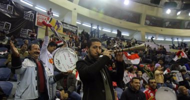 بالصور.. رقص بالطبل والمزمار لمشجعى مصر بنهائى البطولة العربية للسلة