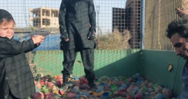 بالصور.. طفل داعشى لا يتجاوز عمره 3 سنوات يعدم سوريين رميا بالرصاص