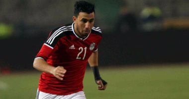 بالفيديو.. سقوط متكرر لـ"تريزيجيه" بسبب سوء أرضية ملعب مباراة أوغندا