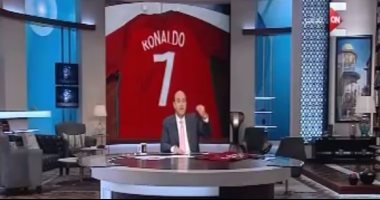عمرو أديب يفتح مزاد على "قميص رونالدو" بتوقيع اللاعب لصالح "أبو الريش"