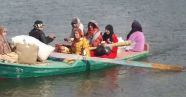 القوارب وسيلة النقل بين أهالى "ميت العبسى" بالمنوفية.. ومخاوف من غرق الأطفال