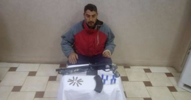 حبس عاطل ضبط بحوزته بندقية آلية وطلقات نارية بقصد الاتجار في القليوبية