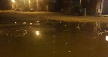 بالصور..أهالى "الصداقة "بأسوان يعانون من طفح مياه الصرف الصحى بالشوارع 