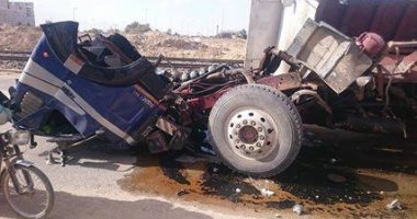 بالصور ..إصابة مقاول فى اصطدام قطار السويس بسيارته أثناء عبوره مزلقان
