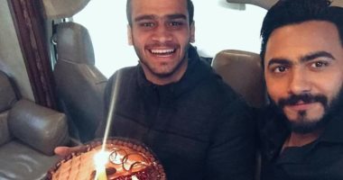 بالفيديو.. تامر حسنى يلبى رغبة شاب طالبه بالاحتفال معه بعيد ميلاده