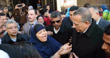 أهالى العمرانية يطالبون محافظ الجيزة بحل مشاكلهم خلال جولة له
