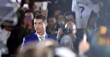 بالصور.. رونالدو يصل حفل جوائز "فيفا" مرتديا بدلة زرقاء رفقه صديقته