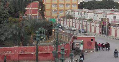 قارئ يرصد أعمدة إنارة مضاءة نهارًا بالوليدية فى أسيوط