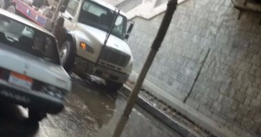 زحام مرورى بسبب كسر ماسورة صرف صحى فى الهرم