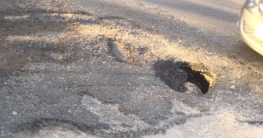 زحام مرورى بسبب حفرة ناتجة عن كسر ماسورة مياه بشارع الثورة بمصر الجديدة