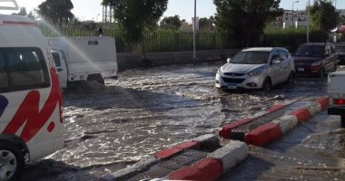 بالصور.. تكدس مرورى بسبب كسر ماسورة مياه عمومية فى أسوان