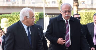 بالصور.. شريف إسماعيل يصل وزارة النقل ويبدأ اجتماعا مع الوزير