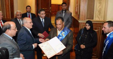 بالصور.. وزير الانتاج الحربى ينزل من منصة حفل يوم التميز لتكريم ذوى الاحتياجات الخاصة