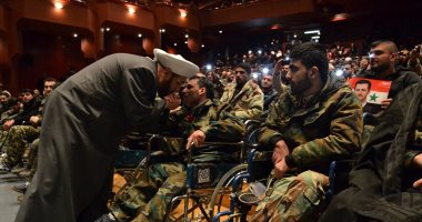  شاهد.. مفتى سوريا يقبل أيادى الشهداء الأحياء