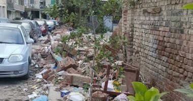 بالصور.. شكاوى من تراكم مخلفات انهيار سور فى الإسكندرية 