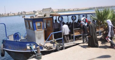 بالفيديو.. سائق معدية يترك الركاب بعد إعلان تحركها طمعا فى سمكة بنيل سوهاج