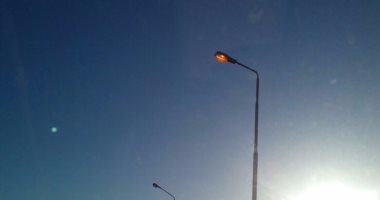 قارئ يرصد أعمدة إنارة مضاءة صباحا بالعاشر من رمضان