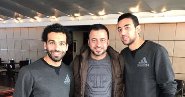 أحمد حسن كوكا معلقاً على صورة له برفقة مصطفى حسنى ومحمد صلاح: "الخلوقان"