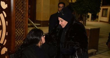 إغماء حفيدة فيفى عبده فى عزاء والدها الفنان محمود الدسوقى