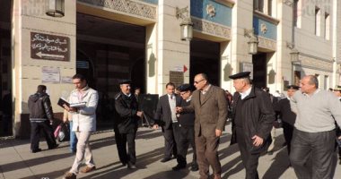 بالصور.. مدير شرطة النقل يوجه بتفتيش الركاب ذاتيا تحسبًا لأى أعمال إرهابية