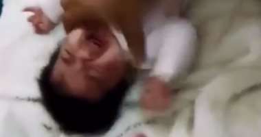 بالفيديو.. أب سعودى يعذب طفلته الرضيعة على تويتر انتقاما من زوجته السورية
