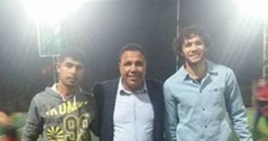 بالصور... الننى يستغل إجازة المنتخب لزيارة أسرته بالمحلة