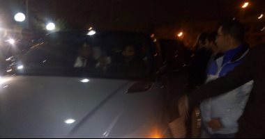فيديو.. زفة عروسين أعلى "بلدوزر" فى تقليعة جديدة بالغربية