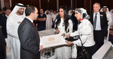 شيخة آل ثانى تهدى كتاب ساتوك للأمير على بن الحسين 
