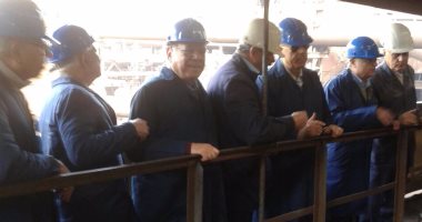 بالصور.. رئيس "القابضة المعدنية" يتفقد شركة الحديد والصلب بحلوان