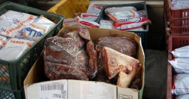 بالصور.. ضبط طن ونصف لحوم فاسدة وماكينة تغيير تاريخ الصلاحية بمصنع فى إسنا