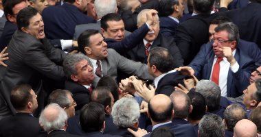 سلطات مطلقة ولا يحق للعاملين التقاضى.. أردوغان يسن قانونا لتشريد الموظفين