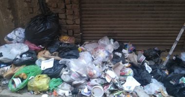 بالصور.. أهالى قليوب يشكون من تراكم القمامة أمام المنازل والمحلات