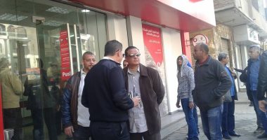 بالصور.. حى السيدة زينب يغلق محلات خدمات شركات المحمول العاملة بدون ترخيص