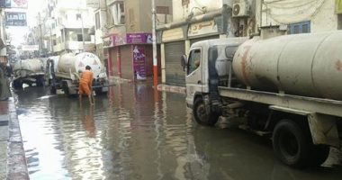 بالصور.. الدفع بـ6 سيارات لكسح المياه من شوارع نجع حمادى