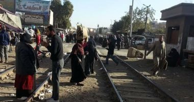 بالصور.. الباعة الجائلون يفترشون شريط السكة الحديد بشبين القناطر 