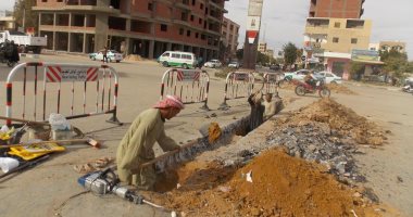 بالصور.. تركيب مصافى الأمطار بالشوارع المنخفضة بمدينة الخارجة