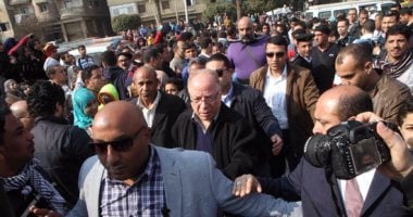 بالصور.. وزير الثقافة حلمى النمنم يحضر جنازة كريمة مختار