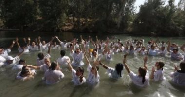 آلاف المسحيين يحجون إلى نهر الأردن