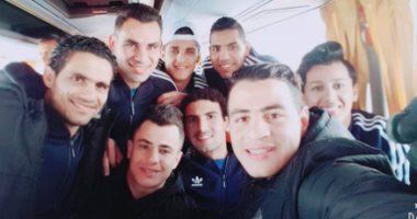 لاعبو المنتخب العسكرى ينشرون صورا لهم بالطائرة قبل توجههم لعمان