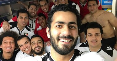 مباراة مصر وقطر.. الفراعنة يحتفلون بالفوز على العنابى بـ"سيلفى" مع على زين