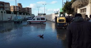 بالصور.. أهالى أبو قير بالإسكندرية يطالبون بشفط مياه الأمطار بطريق الميناء