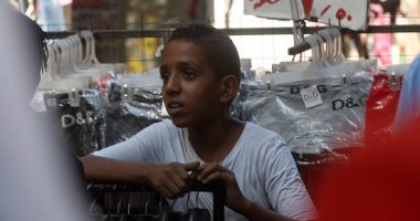بالصور.. بائعو الملابس فى وكالة البلح يكشفون كيف غير الزمن شكل الزبائن.. شرائح اجتماعية أوسع تشترى من "الاستاندات" و"هوانم الوكالة" ينسحبن إلى المولات.. والغلاء أدخل الشباب ضمن شريحة زبائن الوكالة
