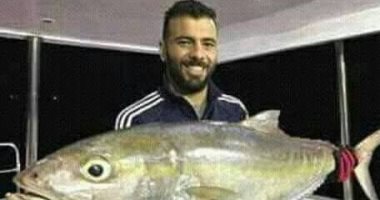 عماد متعب يستغل إجازة الأهلي فى "صيد السمك"