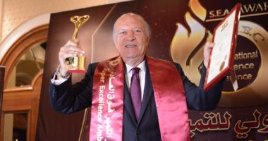 بالصور.. تكريم عمر خيرت وأحمد حسن ودعاء فاروق فى حفل "التميز والمعرفة"