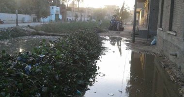 بالصور.. غضب أهالى "بهجورة" بالمنيا من إلقاء المخلفات بترعة القرية