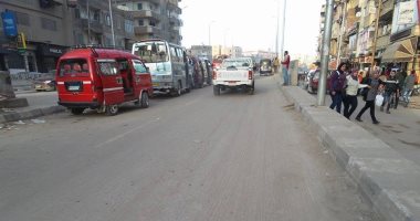 سائقو الميكروباص يحولون مطلع كوبرى "الساعة" فى الإسكندرية لموقف عشوائى